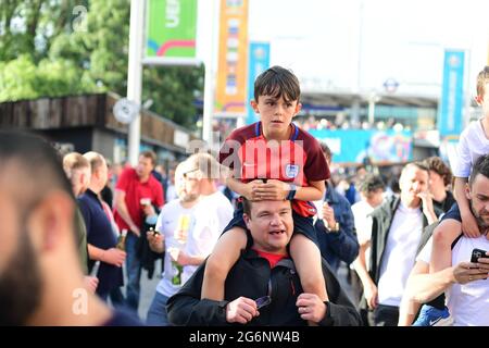 Londres, Royaume-Uni. 07e juillet 2021. Les fans arrivent pour la demi-finale de la coupe d'Europe entre l'Angleterre et le Danemark à Wembley, Angleterre crédit: SPP Sport Press photo. /Alamy Live News Banque D'Images