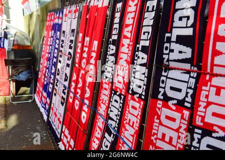 Londres, Royaume-Uni. 07e juillet 2021. Les fans arrivent pour la demi-finale de la coupe d'Europe entre l'Angleterre et le Danemark à Wembley, Angleterre crédit: SPP Sport Press photo. /Alamy Live News Banque D'Images