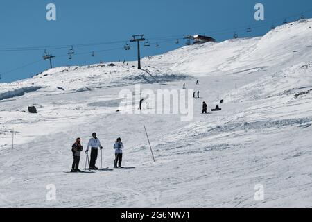 Skieurs méconnaissables sur les pistes de la station de ski Banque D'Images