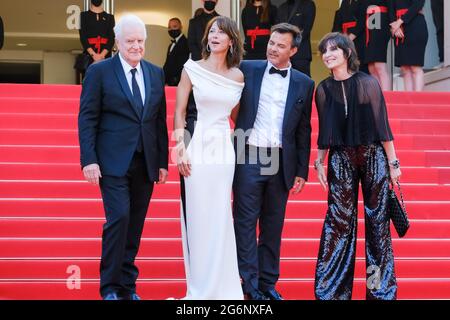 Cannes, France, 7 juillet 2021. Palais des festivals, Cannes, France. 7 juillet 2021. Cast pose au tapis rouge pour tout s'est BIEN PASSE - tout s'est bien passé. André Dussollier, Sophie Marceau, François Ozon, Geraldine Paillas. Photo par crédit : Julie Edwards/Alamy Live News Banque D'Images