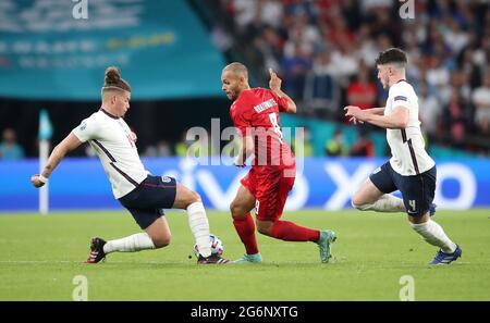 Kalvin Phillips (à gauche) et Declan Rice en action avec Martin Braithwaite au Danemark lors du match de demi-finale de l'UEFA Euro 2020 au stade Wembley, Londres. Date de la photo: Mercredi 7 juillet 2021. Banque D'Images