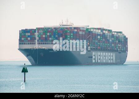 Canal de Suez, Égypte - 7 juillet 2021 - l'énorme navire à conteneurs jamais vu qui a bloqué le canal de Suez en mars 2021 est enfin libre et en route vers Rotterdam après qu'un accord d'indemnisation a été conclu entre l'Autorité du canal de Suez et Shoei Kisen Kaisha, les propriétaires japonais de navires. Le chef de SCA, Osama Rabie, a déclaré : « J'annonce au monde que nous sommes parvenus à un accord. » Le jamais donné a été libéré de blocage dans une opération de récupération qui a duré 6 jours, mais dans ce court laps de temps il a créé un arriéré de trafic de 420 navires au point d'étranglement en seulement les 4 premiers jours. Le jamais donné avec TH Banque D'Images