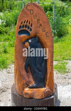 Port Huron, Michigan - l'un des sept enseignements grand-père, les valeurs amérindiennes représentées dans les sculptures en bois le long de la promenade de Blue Water River. TH Banque D'Images