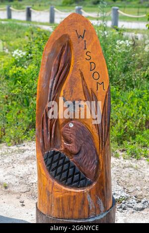 Port Huron, Michigan - l'un des sept enseignements grand-père, les valeurs amérindiennes représentées dans les sculptures en bois le long de la promenade de Blue Water River. TH Banque D'Images