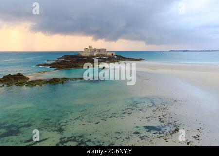 Fort National à la plage d'evimpliquent à Saint-Malo à marée basse. Bretagne, France Banque D'Images