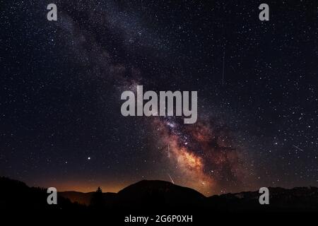 Milkyway Galaxy dans le ciel nocturne sur les montagnes suisses Banque D'Images