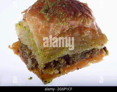 Un délicieux sirops de pâtisserie turque de Baklava fraîchement cuite dessert -Fermer isolé sur fond blanc. Prêt à manger. Pied-de-poule doux Banque D'Images