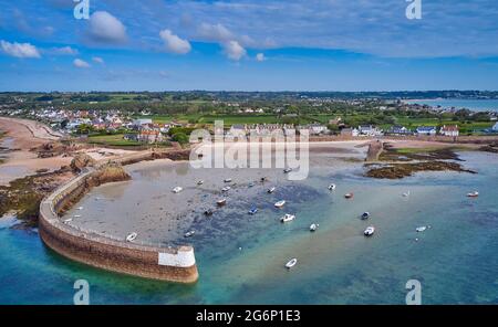 Image du port de la Rocque à mi-marée avec ciel bleu et bateaux beached et jetée du port, Jerey, îles Anglo-Normandes, St Clément. Banque D'Images