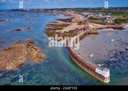 Image du port de la Rocque à mi-marée avec ciel bleu et bateaux beached et jetée du port, Jerey, îles Anglo-Normandes, St Clément. Banque D'Images