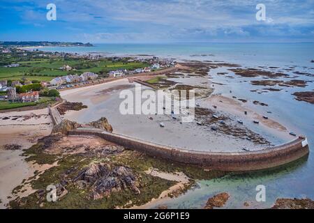 Image du port de la Rocque à mi-marée avec ciel bleu et bateaux beached et jetée du port, Jerey, îles Anglo-Normandes, St Clément. Banque D'Images