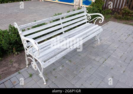 banc blanc vintage dans le parc, repos dans le parc Banque D'Images