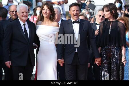 Cannes, France. 07e juillet 2021. (De gauche à droite) Andre Dussollier, Sophie Marceau, François Ozon et Geraldine Pailhas arrivent sur le tapis rouge avant la projection du film 'tout s'est bien passé' au 74e Festival international du film de Cannes, France, le mercredi 7 juillet 2021. Photo de David Silpa/UPI crédit: UPI/Alay Live News Banque D'Images