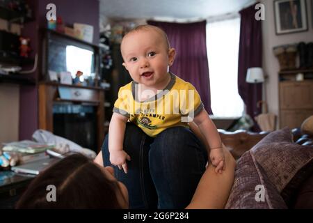 Un bébé regardant directement l'appareil photo Banque D'Images