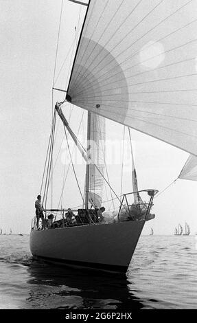 AJAXNETPHOTO. 7 JUILLET 1979. SOLENT, COWES, ANGLETERRE. - YACHT D'ÉQUIPE - BLIZZARD (GBR) AU DÉBUT DE LA COURSE OFFSHORE DE COWES-DINARD. YACHT ÉTAIT UN YACHT DE L'ÉQUIPE DE COUPE DE GB ADMIRAL DANS LA MÊME ANNÉE. PHOTO:JONATHAN EASTLAND/AJAX REF:2790707 29 9 Banque D'Images