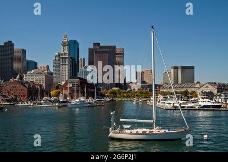 Voiliers amarrés dans le port de Boston avec la Custom House Tower dans le lointain, Boston, Massachusetts, Etats-Unis Banque D'Images