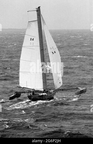 AJAXNETPHOTO.NOVEMBRE 1982. SAINT-MALO, FRANCE. - ROUTE DU RHUM COURSE - HYDROFOIL TRIMARAN PAUL RICARD BROCHÉ PAR ERIC TABARLY TÊTES OUEST VERS LE BAS DE CANAL APRÈS LE DÉPART. PHOTO:JONATHAN EASTLAND/AJAX REF:821007 F4097 Banque D'Images