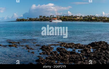 Voilier avec le rivage exposé de Lava sur Anaeho'omalu Bay à la plage de Waikoloa, Waikoloa, Hawaii, Etats-Unis Banque D'Images