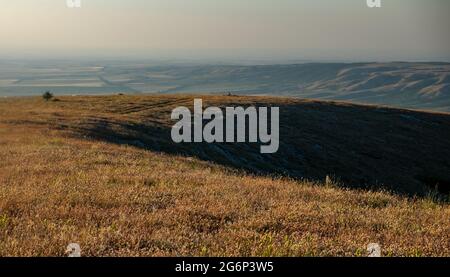 PID aux montagnes environnantes du plateau inférieur de Chatyr-Dag en Crimée à la lumière du soleil couchant. Banque D'Images