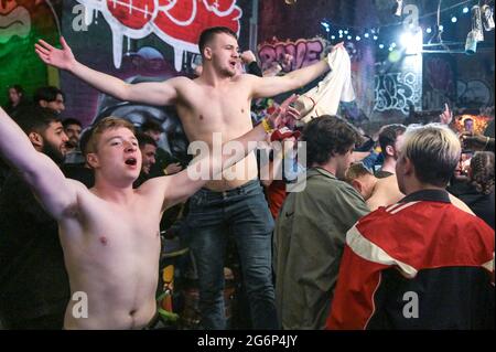 Digbeth, Birmingham 7 juillet 2021 - les fans célèbrent Under arches à Digbeth, Birmingham alors que l'Angleterre bat le Danemark en demi-finale de l'Euro 2020. Les voitures étaient submergées alors que des masses de gens jubilants se joignaient à la fête de rue. Photo par crédit : arrêter presse Media/Alamy Live News Banque D'Images