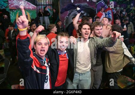 Digbeth, Birmingham 7 juillet 2021 - les fans célèbrent Under arches à Digbeth, Birmingham alors que l'Angleterre bat le Danemark en demi-finale de l'Euro 2020. Les voitures étaient submergées alors que des masses de gens jubilants se joignaient à la fête de rue. Photo par crédit : arrêter presse Media/Alamy Live News Banque D'Images