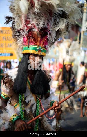 salvador, bahia, brésil - 24 janvier 2016: Les membres du groupe culturel OS Guaranis, d'Ilha de Itaparica, sont vus pendant une promenade de la circonférence dans la ville Banque D'Images