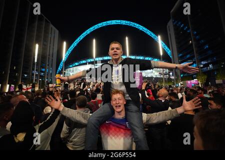 Les fans d'Angleterre fêtent devant le stade Wembley après que l'Angleterre s'est qualifiée pour la finale de l'Euro 2020 où ils affronteront l'Italie le dimanche 11 juillet, après le match de demi-finale de l'UEFA Euro 2020 entre l'Angleterre et le Danemark. Date de la photo: Mercredi 7 juillet 2021. Banque D'Images