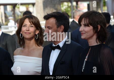 7 juillet 2021, CANNES, France: CANNES, FRANCE - 07 JUILLET: Geraldine Paillas, François Ozon, Sophie Marceau et André Dussollier assistent à la projection ''tout s'est bien passé (tout s'est passé bien)'' lors du 74e Festival annuel du film de Cannes le 07 juillet 2021 à Cannes, France (Credit image: © Frederick Injimbertwire ZMA) Banque D'Images