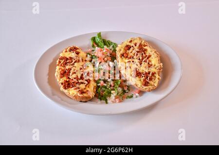 Molletes Chorizo Frijoles cuisine mexicaine Banque D'Images