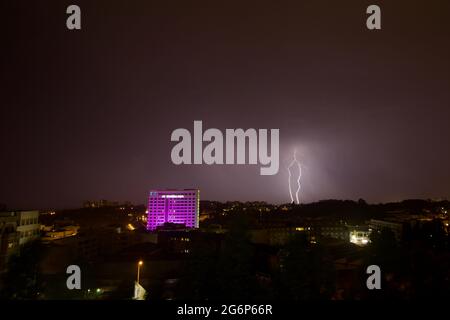 Tempête de foudre et de tonnerre lors d'une nuit froide d'hiver. Banque D'Images