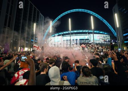 Les fans d'Angleterre fêtent devant le stade Wembley après que l'Angleterre s'est qualifiée pour la finale de l'Euro 2020 où ils affronteront l'Italie le dimanche 11 juillet, après le match de demi-finale de l'UEFA Euro 2020 entre l'Angleterre et le Danemark. Date de la photo: Mercredi 7 juillet 2021. Banque D'Images