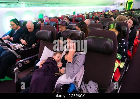 Une mère et un enfant sur un vol commercial en avion Banque D'Images