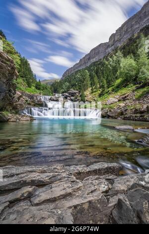 Longue exposition de la cascade de Grades de Soaso à la rivière Arazas pendant l'été, Parc national d'Ordesa, Huesca, Espagne Banque D'Images