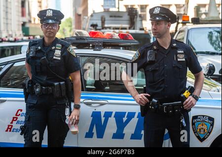 Les agents de NYPD assurent la sécurité lors de la parade Heroes Ticker-Tape de la ville natale pour les travailleurs de première ligne et de première ligne le 7 juillet 2021 à New York. (Photo de Gabriele Holtermann/Sipa USA) crédit: SIPA USA/Alay Live News Banque D'Images