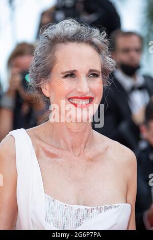Cannes, FRA. 07e juillet 2021. Andie McDowell participe à la projection de 'tout s'est bien passe' lors du 74e Festival annuel de Cannes le 07 juillet 2021 à Cannes, France. Crédit : Franck Bonham/espace image/Punch média/Alamy Live News Banque D'Images