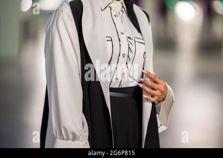 Fille dans Abaya traditionnel dans la rue. Pas de face Banque D'Images