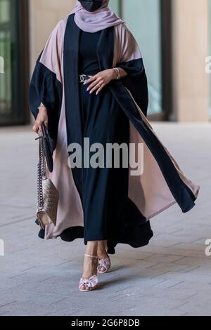 Fille dans Abaya traditionnel dans la rue. Pas de face Banque D'Images