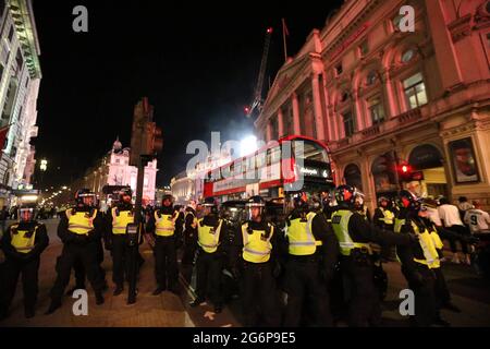 Londres, Angleterre, Royaume-Uni. 7 juillet 2021. Les fans d'Angleterre se sont épris du centre de Londres alors que l'équipe nationale de football se qualifie pour la finale de l'Euro 2020 après avoir remporté le match contre le Danemark 2-1. Credit: Tayfun Salci/ZUMA Wire/Alay Live News Banque D'Images