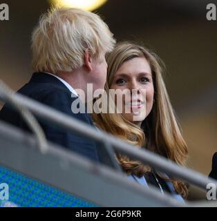 Londres, Royaume-Uni. 07 juillet 2021 - Angleterre / Danemark - UEFA Euro 2020 semi-finale - Wembley - Londres le Premier ministre Boris Johnson et sa femme Carrie Johnson ( Symonds) avant le match de l'UEFA Euro 2020 semi-finale au stade Wembley, Londres. Crédit photo : © Mark pain / Alamy Live News Banque D'Images