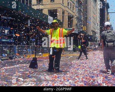 7 juillet 2021, New York City, New York, États-Unis : c'est sous un soleil flamboyant que NYC a honoré les travailleurs essentiels lors de la parade sur Canyon of Heroes. Les personnes envoyées en 260 groupes qui ont aidé New York à traverser la pandémie COVID-19 ont marché avec un défilé jusqu'à Broadway aux acclamations de milliers de spectateurs. Toutes les lignes de front, y compris les infirmières, les médecins, les premiers intervenants, les ambulanciers paramédicaux, les enseignants, Les pompiers, les employés du métro, NYPD, les chauffeurs d'autobus ont pris de la musique sur des flotteurs à travers un canyon de grands bâtiments et de confettis. Entre joie et demandes en présence du maire sortant, Bill de Banque D'Images