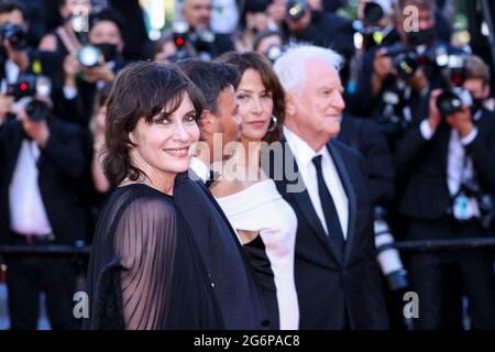 Cannes, France. 07e juillet 2021. CANNES - 07 JUILLET : André Dussolier, Sophie Marceau, François Ozon et Geraldine Paillas arrivent à la première de 'tout s'est BIEN PASSE' lors du 74e Festival de Cannes le 07 juillet 2021 au Palais des Festivals de Cannes, France. (Photo de Lyvans Boolaky/ÙPtertainment/Sipa USA) crédit: SIPA USA/Alay Live News Banque D'Images