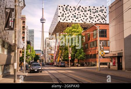 TORONTO, CANADA - 06 05 2021 : vue ensoleillée de jour d'été le long de la rue McCaul au centre-ville de Toonto avec le fascinant bâtiment moderne de l'Université OCAD Banque D'Images