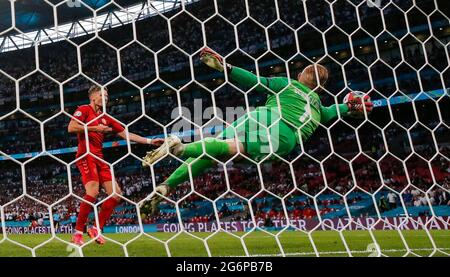 Londres, Grande-Bretagne. 7 juillet 2021. Le gardien de but danois Kasper Schmeichel (R) sauve le ballon pendant la demi-finale entre l'Angleterre et le Danemark à l'UEFA EURO 2020 à Londres, en Grande-Bretagne, le 7 juillet 2021. Credit: Han Yan/Xinhua/Alay Live News Banque D'Images