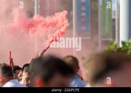 Londres, Royaume-Uni. 07e juillet 2021. Les fans ont laissé tomber des fusées éclairantes devant le stade Wembley, devant la demi-finale de l'UEFA Euro 2020 entre l'Angleterre et le Danemark. (Photo par Dave Rushen/SOPA Images/Sipa USA) crédit: SIPA USA/Alay Live News Banque D'Images