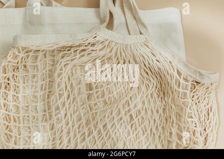 Sacs en maille de coton beige réutilisables sur fond beige. Sac de shopping écologique. Gros plan. Concept d'épicerie zéro déchet. Durable Banque D'Images