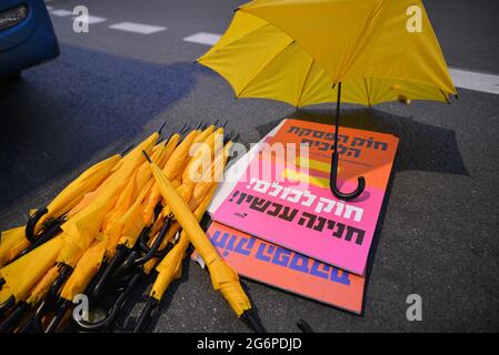 Les manifestants de la remontrance anti-Netanyahou devant le nouveau président israélien Isaac Herzog, le soir de la cérémonie de la gueule de bois de la présidence à Jérusalem, Israël, le 7 juillet 2021. Après la nomination par Herzog de l’ancien porte-parole de Netanyahou au porte-parole de la présidence officielle, les manifestants accusent le porte-parole d’incitation. Les gilets jaunes des « mères contre la violence policière » exigent l’amnistie pour la jeunesse antiNetanyahou qui fait actuellement l’objet d’une inculpation par la police israélienne. (Photo par Matan Golan /Alay Live News) Banque D'Images