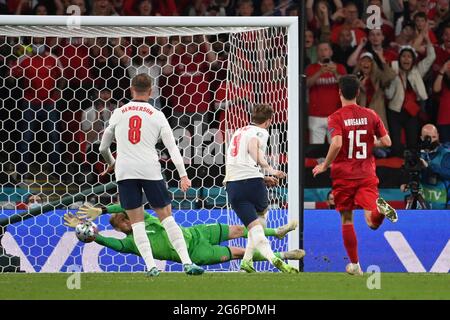 Harry KANE (ENG) tire le but à 2-1 contre Goalwart Kasper SCHMEICHEL (DEN), action, tir de but, demi-finales, jeu M50, Angleterre (ENG) - Danemark (DEN) 2-1 NV on 07.07.2021 à Londres/Wembley Stadium. Football EM 2020 du 06/11/2021 au 07/11/2021. Banque D'Images