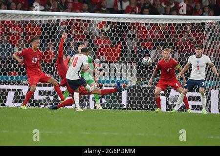Goalchance Raheem STERLING (FRA), action, shot.Li:Yussuf Yulary POULSEN (DEN). Re: Simon KJAER (DEN), John STONES (ENG). Demi-finale, match M50, Angleterre (ENG) - Danemark (DEN) 2-1 NV on 07.07.2021 à Londres/Wembley Stadium. Football EM 2020 du 06/11/2021 au 07/11/2021. Banque D'Images