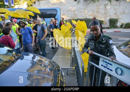 Les manifestants de la remontrance anti-Netanyahou devant le nouveau président israélien Isaac Herzog, le soir de la cérémonie de la gueule de bois de la présidence à Jérusalem, Israël, le 7 juillet 2021. Après la nomination par Herzog de l’ancien porte-parole de Netanyahou au porte-parole de la présidence officielle, les manifestants accusent le porte-parole d’incitation. Les gilets jaunes des « mères contre la violence policière » exigent l’amnistie pour la jeunesse antiNetanyahou qui fait actuellement l’objet d’une inculpation par la police israélienne. (Photo par Matan Golan /Alay Live News) Banque D'Images