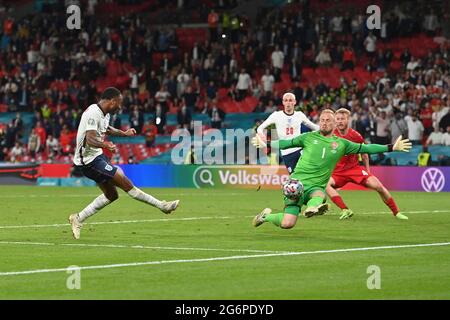 Goalchance Raheem STERLING (ENG), action, tiré, ne parvient pas à goalwart Kasper SCHMEICHEL (DEN), qui épouse la balle. Demi-finale, match M50, Angleterre (ENG) - Danemark (DEN) 2-1 NV on 07.07.2021 à Londres/Wembley Stadium. Football EM 2020 du 06/11/2021 au 07/11/2021. Banque D'Images