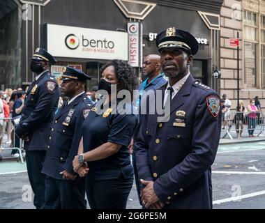 New York, États-Unis. 07e juillet 2021. Hometown Heroes Parade a défilé sur le Canyon of Heroes de Battery Park à l'hôtel de ville en tant que gratitude pour les travailleurs essentiels. Le défilé a été organisé pour vous remercier les gens qui ont travaillé pendant une pandémie et ont maintenu la ville en vie. Le chef intérimaire du département de correction Kenneth Stukes (R) assiste au défilé. (Photo de Lev Radin/Pacific Press) crédit: Pacific Press Media production Corp./Alay Live News Banque D'Images